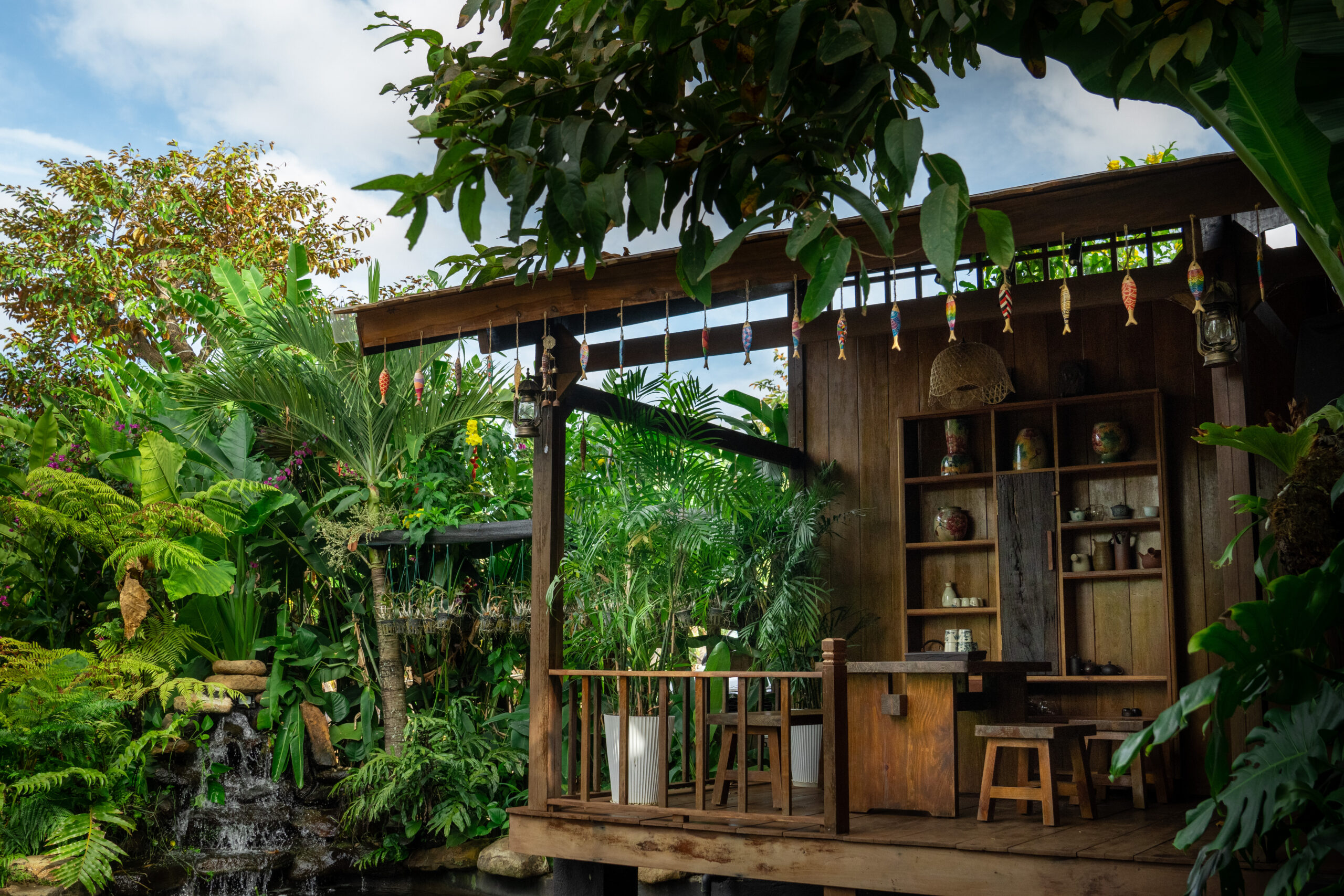 Ảnh chụp không gian tổng thể Nhà Bên Suối Homestay – hòa mình cùng thiên nhiên xanh mát