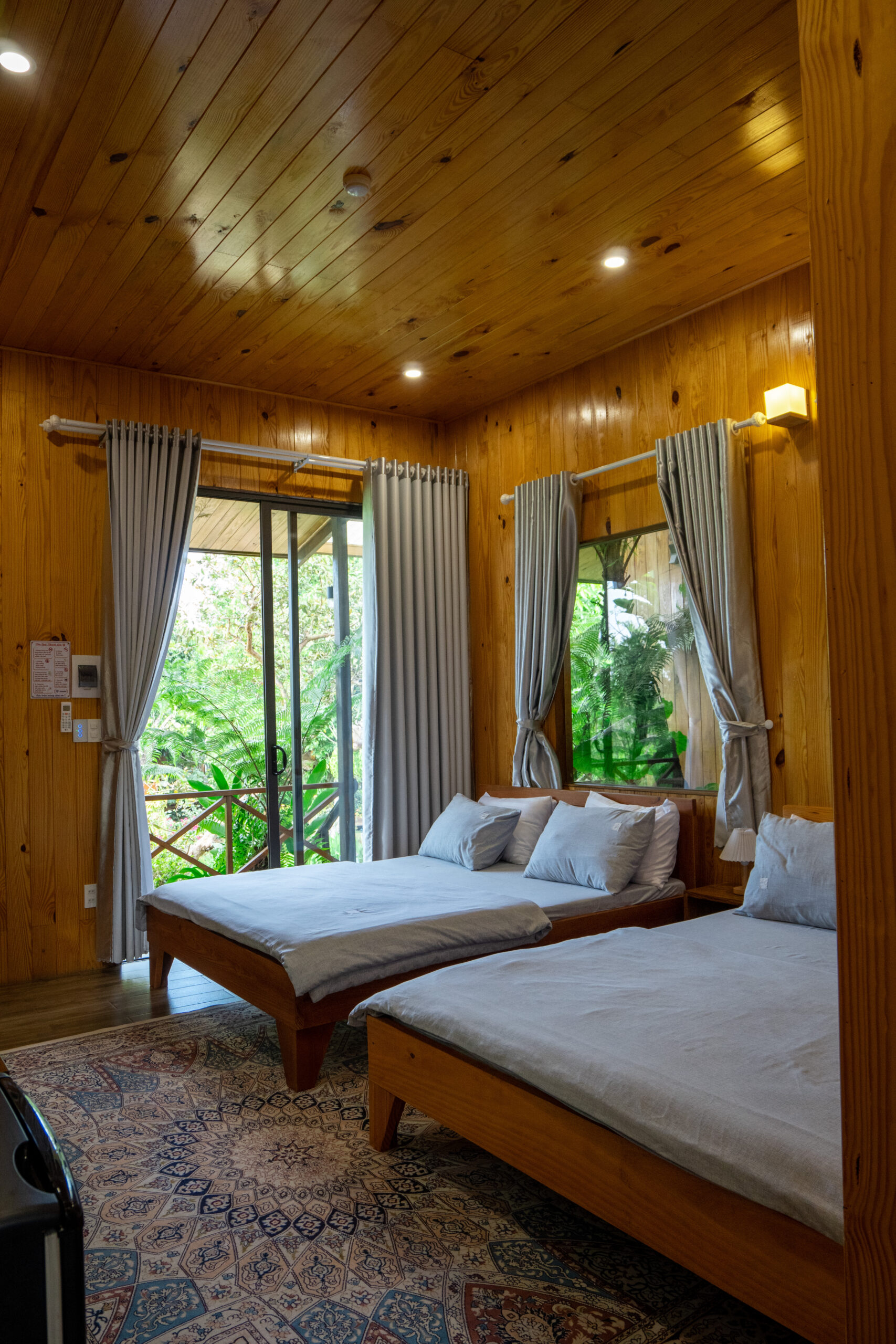 Phòng nghỉ Homestay Nhà Bên Suối – ánh sáng tự nhiên và tone gỗ ấm áp, thể hiện sự tinh tế trong bố cục nhiếp ảnh nội thất