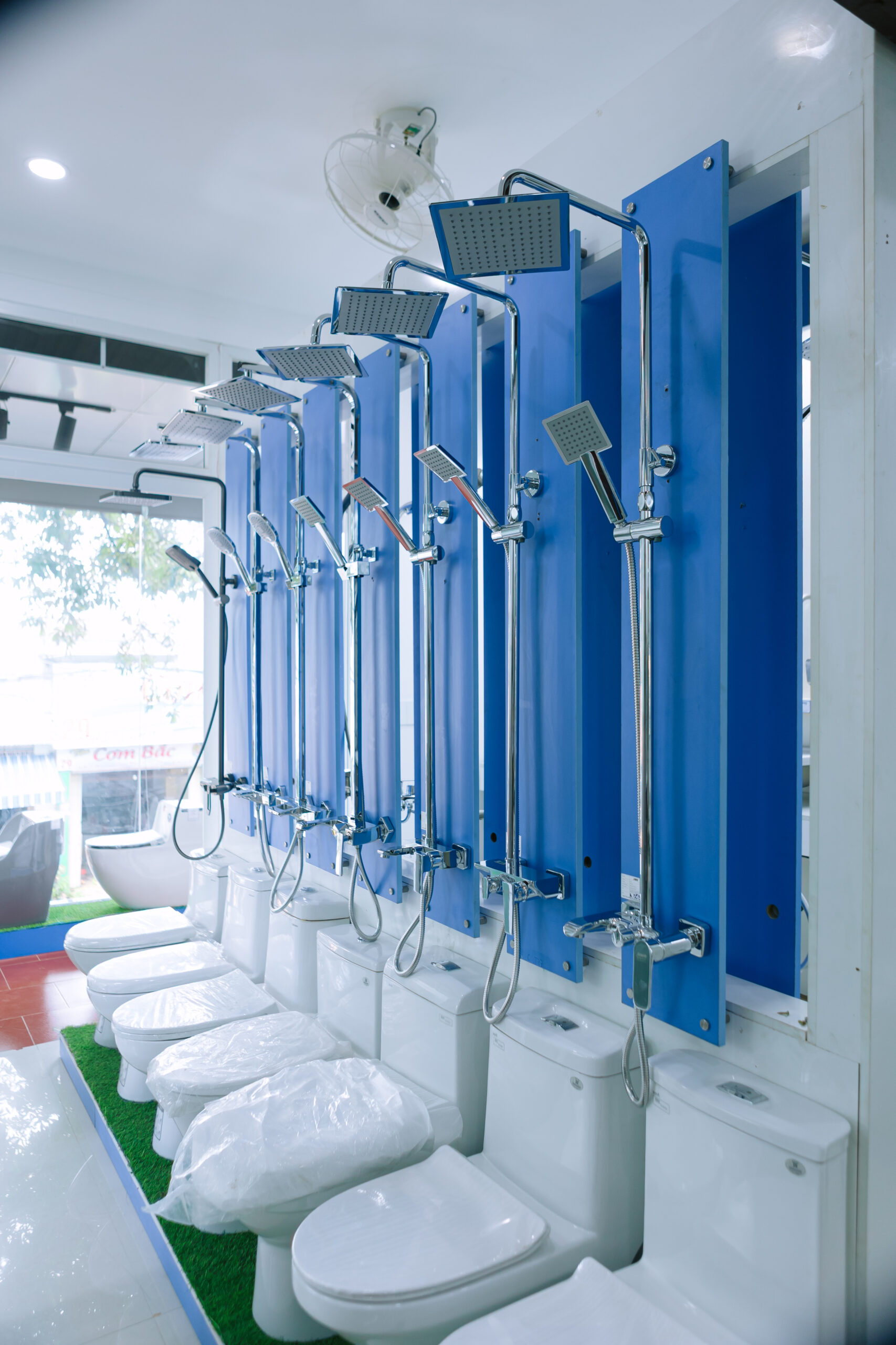 Khu vực trưng bày thiết bị vệ sinh tại showroom Thiện Phát